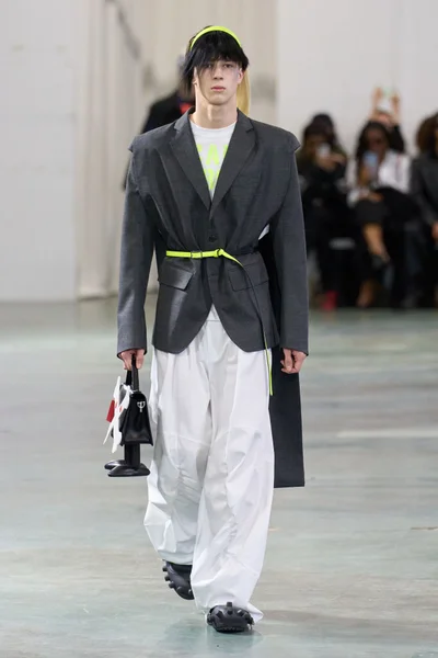 Look 16
